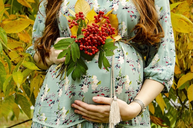 milkie blog zelena lekarna bylinky tehotenstvi midsection-woman-holding-bouquet-against-orange-wall